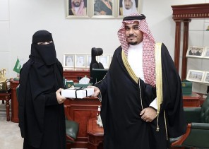 سمو نائب أمير منطقة نجران يكرّم الطالبة غيداء اليامي