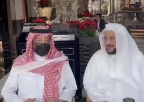 بالفيديو .. لقاء مؤثر وأخوي جمع وزير الشؤون الإسلامية بسفير البحرين السابق وجسد معاني الأخوة في أسمى معانيها