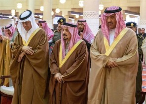 أمير الرياض يؤدي صلاة الميت على أحمد السديري