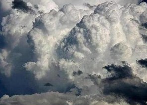 “الأرصاد” تُنبِّه 5 مناطق: أمطار وسُحب رعدية ورياح مع تدنٍّ في الرؤية