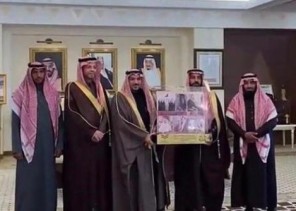 سمو أمير القصيم يتسلم وثائق ومراسلات تاريخية بين الملك عبدالعزيز وأهالي المنطقة