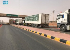 عبور 4 شاحنات منفذ الوديعة تحمل مستلزمات الغسيل الكلوي مقدمة من مركز الملك سلمان للإغاثة لتوزيعها في عدة محافظات يمنية