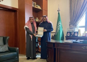 خلال استقبال سموه له في مكتبه … الروساء يقدم لــ” سمو  محافظ المجمعة نسخة من كتابه الجديد عن المحافظة