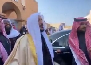 مقطع عفوي لـ”وزير الشؤون الإسلامية” تجاه مجموعة من الشباب خلال زيارته للمنطقة الشرقية