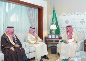 نائب أمير الشرقية يستقبل مدير عام شئون الإسكان ويتسلم التقرير السنوي 2022