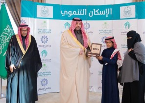 أمير الحدود الشمالية يسلّم مفاتيح وحدات الإسكان التنموي في رفحاء