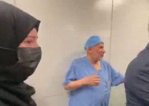 بالفيديو .. مشهد مؤثر لـ”والدة التؤام السيامي العراقي” بعد خروجهما من غرفة العمليات