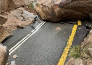 انهيارات صخرية في جبل شدا بمحافظة المخواة وإغلاق طريق جبل شدا الأعلى