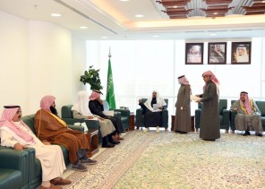 وزير الشؤون الإسلامية يستقبل عدد من المراجعين ويوجه بإنهاء معاملاتهم
