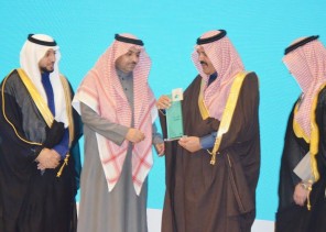 أمير حائل يكرم جمعية خيرات لحفظ الطعام