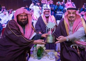 سمو أمير الرياض يسلم الشيخ السديس جائزة الملك عبدالعزيز للجودة