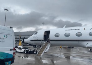إنفاذا لتوجيهات القيادة الرشيدة .. طائرة الإخلاء الطبي تنقل مولود في حالة خطرة من دبي للمملكة