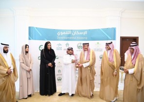 أمير منطقة جازان يشهد مراسم توقيع عدد من الاتفاقيات ويسلم ٣٥٤ وحدة سكنية لمستفيدي الإسكان التنموي