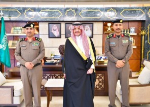 أمير الشرقية يقلد قائد القوات الخاصة لأمن الطرق بالمنطقة الشرقية رتبته الجديدة