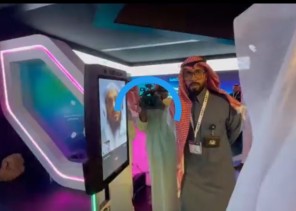 شاهد.. ماذا قال وزير الشؤون الإسلامية لمقدم الفتوى عبر روبوت رئاسة الحرمين بمعرض ليب