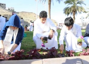 طلاب تعليم مكة يحتفون بيوم التأسيس مع المسنين في الرعاية الاجتماعية ويزرعون حديقة التنعيم وردا