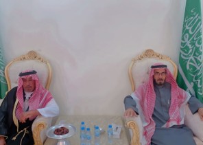 سمو الأمير “عبدالله بن منصور ابن جلوي” يقدم واجب العزاء للشيخ فهد بن عبيد بن براك” في وفاة ابنه الدكتور نايف