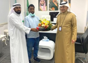 بعد أن أمضى أكثر من 20 عاماً بكل إخلاص وتفانِ وجد وإجتهاد.. مدير مستشفى العارضة العام يكرم عامل نظافة بنغلاديشي