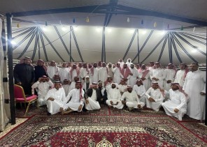 كانوا في دورة عسكرية قبل 35 عاما .. زملاء عمل يجتمعون للمرة الرابعة في مخيم بالرياض بضيافة رجل الأعمال “عبدالله السبيعي”