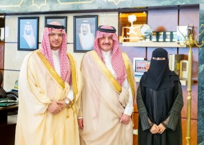 أمير الشرقية يتسلم نسخة من “هذا الكتاب يهمك”