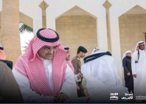 الأمير منصور بن محمد بن سعد يقيم مأدبة إفطارٍ رمضانية لأبنائه من جمعية رعاية الأيتام بـ حفر الباط