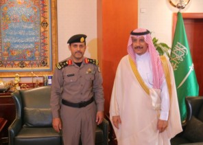 سمو محافظ المجمعة يقلد مدير شرطة المحافظة ومساعد مدير الشرطة رتبهم الجديدة