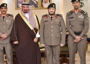سمو أمير نجران يقلّد مدير إدارة المرور ومساعد مدير الشرطة للأمن الوقائي ومدير إدارة الأدلة الجنائية بالمنطقة رتبهم الجديدة