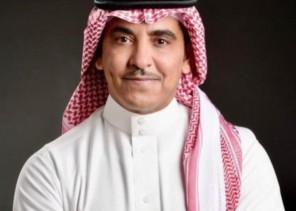 بدأ مراسلاً صحفيًا حتى أصبح وزيراً للإعلام.. من هو سلمان الدوسري؟