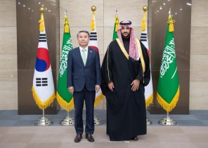 سمو وزير الدفاع ووزير الدفاع الوطني الكوري يستعرضان العلاقات الثنائية ويبحثان تعزيز التعاون في المجال العسكري والدفاعي