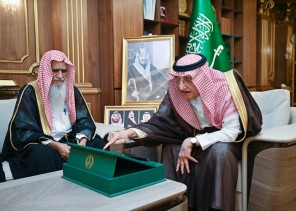 سمو أمير جازان يتسلم التقرير السنوي لفرع الرئاسة العامة للبحوث العلمية والإفتاء بالمنطقة