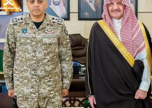 أمير الشرقية يقلّد قائد القوة الخاصة للأمن الدبلوماسي بالمنطقة رتبته الجديدة
