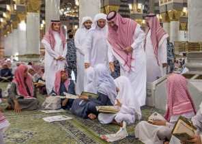 سمو أمير منطقة المدينة يقوم بزيارة تفقدية لحلقات القرآن الكريم والمتون العلمية في رحاب المسجد النبوي