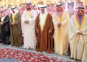 سمو ولي العهد يؤدي صلاة الميت على صاحبة السمو الملكي الأميرة الجوهرة بنت عبدالعزيز بن عبدالرحمن آل سعود – رحمها الله – ويشارك في مواراة جثمانها