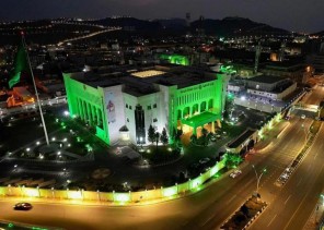 طرق وميادين الباحة تتوشّح باللون الأخضر في يوم العلم
