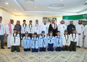 سمو محافظ المجمعة يستقيل مدير التعليم بالمحافظة وعدد من الطلاب