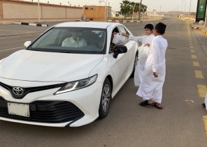 منسوبو متوسطة الرفيعة يوزعون وجبات الإفطار بالتعاون مع ” بنات الجوف فيهن خير