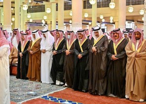 سمو أمير منطقة الرياض يؤدي صلاة الميت على صاحب السمو الأمير عبدالرحمن بن عبدالله بن عبدالرحمن آل سعود – رحمه الله –