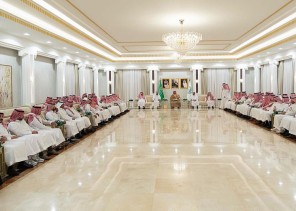 سمو أمير منطقة الجوف يستقبل المهنئين بمناسبة عيد الفطر المبارك من منسوبي الإمارة