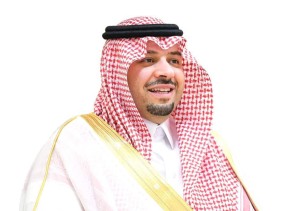 أمير منطقة الشمالية يواسي مواطن فقد أحد أبنائه في حريق بعرعر