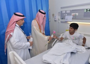 محافظ القطيف يتقدم المصلين في الفطر المبارك.. ويشارك المرضى فرحة العيد