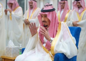 خادم الحرمين يؤدي صلاة عيد الفطر في قصر السلام بجدة