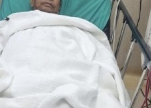 فريق طبي بصحة جدة يباشر حالة أحد المرضى ممن تم إجلاؤهم من السودان.