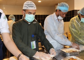 فريق الشعلة التطوعي يشارك في مشروع إفطار الصائمين بجمعية ساعد الخيرية بعرعر