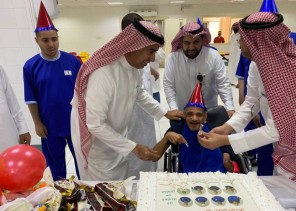 مدير عام فرع وزارة الموارد البشرية والتنمية الاجتماعية بالقصيم يعايد نزلاء مركز التاهيل الشامل ببريده