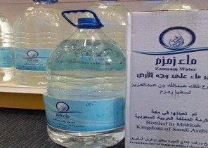 عند مغادرة المملكة بعد الانتهاء من العمرة .. الحج تضع شرطين لشحن ماء زمزم من قبل المعتمرين في الطائرات