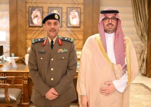 سمو محافظ جدة يقلد مدير الدفاع المدني بالمحافظة اللواء عبدالله محمد عسيري رتبته الجديدة