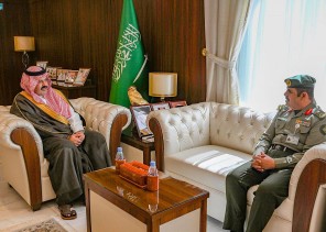 سمو أمير منطقة حائل يقلد مدير جوازات المنطقة رتبته الجديدة