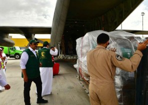 مركز الملك سلمان للإغاثة يسيّر أولى طلائع الجسر الجوي السعودي الإغاثي إلى السودان