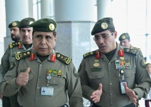 مدير عام الجوازات يتفقد صالات العمرة بمطار جدة