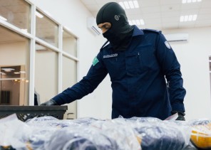 إحباط تهريب 12 كيلو مخدرات في منفذ البطحاء.. والكشف عن إخفائها بطريقة لا تخطر على بال